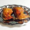 Bỏ khay thịt gà nướng ra cho nguội bớt, chặt thành miếng vừa ăn, bày lên đĩa và thưởng thức.