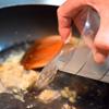 Đổ gừng, tỏi vào chảo phi thơm khoảng 1-2 phút cho vàng và có mùi thơm. Tiếp theo đổ nước ép vải, sốt cà chua, bột bắp và 1 muỗng cà phê nước vào chảo đun cho sôi.