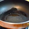 Đổ dầu ăn vào chảo, dầu nóng chiên vàng gà lên. Sau đó, đổ bớt dầu ăn đi, chỉ để lại khoảng một muỗng canh dầu ăn.