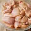 Cho thịt gà các gia vị ướp: 15 ml nước tương, 15 ml rượu  trắng, 10g bột bắp vào trong một tô trộn đều. Ướp thịt gà trong 30 phút.