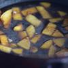 Tận dụng chảo vừa chiên gà, bạn cho nước tương và táo vào đun trên lửa lớn đến khi nước trong chảo sôi thì bạn chuyển nhỏ lửa và đun thêm 10 phút nữa.