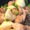 Tiếp theo, các bạn cho khoai tây, hành lá cắt nhỏ, gừng và tỏi băm vào đảo đều với thịt gà khoảng 1 phút.