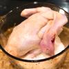Đổ muối vào đáy nồi, cho hành tím và tỏi vào bụng gà để khi nấu chín gà sẽ ngot ngọt và thơm hơn rất nhiều. Bật bếp, để lửa nhỏ, đậy nắp chờ khoản 15 phút, mở nắp cho thêm 1 ít đầu hành. Chuẩn bị thêm 1 chén muối ớt (hoặc muối tiêu chanh) ăn kèm.