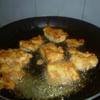 Làm nóng 4 muỗng canh dầu ăn trong chảo, cho thịt gà vào, chiên vàng giòn 2 mặt.