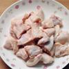 Đầu tiên, rửa sạch cánh gà, chặt cánh gà thành từng miếng nhỏ vừa ăn.