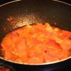 Vớt gà viên ra, để ráo dầu. Tiếp tục dùng chảo đó, cho cà chua vào, nấu nhỏ lửa để làm sốt.