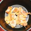 Cho thịt gà vào tô cùng 1 muỗng cà phê hạt nêm, 1 muỗng canh nước mắm và đảo đều rồi ướp gà 20 phút cho ngấm gia vị khi xào thịt sẽ đậm đà hơn.