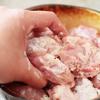 Thịt gà rửa sạch, cắt miếng vuông, để ráo. Sau đó, trộn đều thịt gà với lòng trắng trứng, bột bắp, tiêu vào 1 cái tô.
