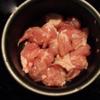 Thịt gà rửa sạch, lọc bỏ xương. Có thể giữ lại phần xương này để khi nấu canh cho vào làm nước canh ngọt hơn. Cắt thịt gà thành các miếng vuông cỡ 3cm.