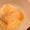 Đánh trứng cùng với 50g phô mai Parmigiano-Reggaino, hạt tiêu, bột nhục đậu khấu và 500g phô mai Ricotta. Khuấy bột đều tay cho tới khi tạo thành khối mềm, mịn. Để bột vào tủ lạnh khoảng 1 tiếng để định hình. Chia bột thành 6 phần rồi lăn bột thành từng đoạn dài, đều, sau đó cắt bột thành từng khúc dài khoảng 2.5cm.