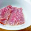 Thịt bò đã được cắt lát cho vào chén, vắt toàn bộ phần chanh còn lại vào chén thịt bò. Ngâm bò trong nước chanh ít nhất 40 phút.