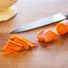 Cà rốt, củ cải rửa sạch, cắt sợi cà rốt và củ cải, có chiều dài khoảng 5cm. 