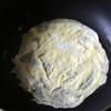 Pha mù tạt với một ít giấm đỏ. Cho tôm vào ướp trong 15 phút. Đánh tan trứng rồi cho một ít muối vào. Chuẩn bị một chảo nóng với ít dầu. Sau khi dầu nóng, bạn cho trứng vào tráng thật mỏng nhé!