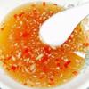  Pha nước mắm chua ngọt với tỏi, ớt, đường và chanh. 