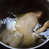 Thịt gà rửa sạch với nước muối pha loãng. Rau đắng nhặt sạch, cắt làm khúc. Tiếp theo cho gà vào nồi nước, luộc chín và xé nhỏ thịt gà.