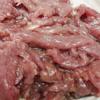 Thịt bò rửa sạch, cắt thành lát mỏng. Sau đó, ướp thịt bò với dầu hào, tiêu, hạt nêm khoảng 10 phút. Ớt rửa sạch, cắt nhỏ.