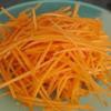Cà rốt gọt vỏ, rửa sạch, dùng dụng cụ bào thành sợi dài. Hành tây bóc vỏ, cắt mỏng.