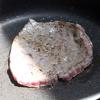 Làm nóng 1 muỗng canh dầu ăn trong chảo, cho thịt bò đã ướp vào, chiên chín 2 mặt khoảng 5 phút.