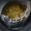 Chuẩn bị chảo nóng, cho 60ml dầu ăn vào đợi đến khi dầu sôi thì cho cá vào chảo chiên vàng đều 2 mặt.