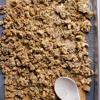 Đổ hỗn hợp yến mạch hạt quinoa vừa chuẩn bị ở bước 1 lên khay nướng. Dùng phới dẹt dàn đều hỗn hợp thành lớp mỏng. Cho khay granola và lò và nướng khoảng 25 phút ở rảnh giữa của lò. Lấy khay ra, rắc lên một lớp dừa sợi sấy khô và cho vào nướng thêm 5 phút nữa là được. Tắt lò, lấy khay granola ra cẩn thận, trộn đều lên và để nguội. Cho granola ra tô, thêm yogurt hoặc sữa cùng dâu tây xắt lát và thưởng thức.