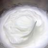 Làm sạch thau đựng của máy hoặc sử dụng một thau đựng khác, cho 115g heavy cream vào và đánh đều ở tốc độ cao đến khi kem có màu trắng sáng, dày và bóng, tạo đỉnh chóp.