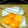 Sử dụng một thau sạch khác, đập 4 quả trứng vào (sử dụng cả lòng đỏ và lòng trắng trứng), tiếp tục thêm tinh chất vani và 450g đường trắng đã chuẩn bị. Dùng máy đánh trứng đánh ở tốc độ cao trong vài phút để các nguyên liệu hòa trộn vào nhau.