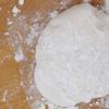 Trộn bột gạo và bột năng rồi chia thành 5 phần bằng nhau. Cho 100ml nước sạch cùng 10ml dầu ăn vào hỗn hợp bột rồi đặt lên bếp, đun ấm, khuấy đều đến khi bột hơi đặc (khuấy trùng). Lấy bột ra, nhào bằng tay đến khi bột mềm mịn.