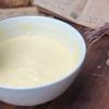 Cho 100gr đường vào đánh tan với 150gr bơ (để mềm ở nhiệt độ phòng). Sau đó thêm 3 quả trứng gà (nhiệt độ phòng) và 45ml sữa tươi không đường vào đánh tiếp tục cho hòa quyện.