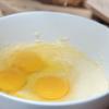 Cho 100gr đường vào đánh tan với 150gr bơ (để mềm ở nhiệt độ phòng). Sau đó thêm 3 quả trứng gà (nhiệt độ phòng) và 45ml sữa tươi không đường vào đánh tiếp tục cho hòa quyện.