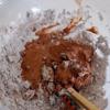 Đầu tiên, cho bột gạo, bột năng, bột cacao, đường trắng vào tô. Đổ từ từ khoảng 1/2 chén nước vào, trộn đều thành một khối bột mềm, mịn.