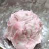 Đầu tiên, cho bột năng, đường trắng vào tô. Sau đó, đổ 50ml nước sôi, thêm màu thực phẩm hồng vào, trộn đều thành một khối bột mềm, dẻo.