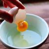 Hành lá rửa sạch, cắt nhuyễn. Trứng đánh tan với 120ml nước lọc.