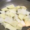 Đầu tiên bạn rửa sạch khoai tây và gọt vỏ ngoài. Sau đó cắt khoai thành những khoanh nhỏ vừa phải. Tiếp tục bắc một nồi nước để luộc chín khoai trong vòng 8 đến 10 phút cho khoai mềm hẳn, rồi vớt ra để ráo.