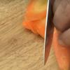 Cà rốt, củ sắn gọt vỏ, cắt nhỏ, để riêng.