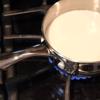 Cho 150ml sữa tươi, 1 muỗng cà phê mật ong và 1 muỗng cà phê bơ thực vật vào một cái nồi và đun cho đến khi sắp sôi thì tắt bếp.