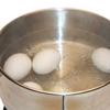 Cho trứng vào luộc với lượng nước vừa đủ, lấy ra bóc vỏ. Rang qua đậu phộng cho đến khi giòn.