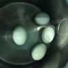 Trứng vịt lộn rửa sạch, luộc trứng với lượng nước vừa phải.