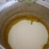 Sau khi trộn đều hõn hợp bí đỏ nhuyễn mịn và đường bột bạn bật máy đánh trứng trộn đều cùng sữa đặc và whipping cream để có hỗn hợp sánh mịn.