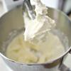 Trước tiên, đánh nhuyễn bơ ít nhất là 3 phút. Tiếp theo, ta cho thêm đường vào rồi đánh tiếp. Bạn sẽ được một lớp kem khá dày. Rồi các bạn cho thêm tinh chất vani vào trộn tiếp.