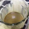 Đổ bột cà phê vào phin cùng 30ml nước sôi nóng, pha thật đậm đặc. Sau đó khuấy đều sữa đặc với cà phê.