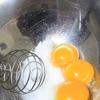 Chanh dây cắt làm đôi, dùng muỗng múc lấy phần ruột chanh dây rồi lọc qua rây. Trứng gà đập ra tô tách lấy lòng đỏ trứng, thêm đường trắng, vani vào, dùng máy đánh trứng đánh đều lên.