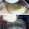 Sau đó trộn hỗn hợp kem whipping với hỗn hợp trứng, rồi khuấy đều.