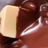 Chuối bóc vỏ, cắt thành khoanh nhỏ khoảng 1-2cm, cho vào tủ lạnh khoảng 1-2 giờ. Chocolate đen hấp cách thủy cho tan chảy.