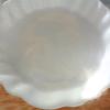 Cho nước cốt dừa, sữa đặc và muối vào trong một nồi, hâm nóng rồi để nguội(mình không dùng bột năng).