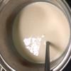 Hoà sữa đặc vào 500ml nước sôi. Đánh tan lòng đỏ trứng với đường cho bông rồi cho vào nồi sữa. Bắt lên bếp đun sôi.