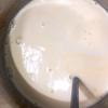 Hoà sữa đặc vào 500ml nước sôi. Đánh tan lòng đỏ trứng với đường cho bông rồi cho vào nồi sữa. Bắt lên bếp đun sôi.