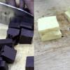 Chuẩn bị tất cả các nguyên liệu. Chocolate đen và bơ cắt thành từng miếng nhỏ để khi khi đun nhảy tan chảy.