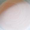 Cho 200ml sữa tươi vào tô trứng cùng với dâu tây đã nghiền trộn đều. Sau cùng cho 220ml kem whipping vào trộn chung.