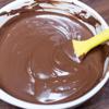 Cắt nhỏ chocolate cho vào to lớn đặt lên nồi nhỏ, đun cách thủy cho tan chảy chocolate, sau đó cho nước cốt dừa và đường và khuấy đều thành hỗn hợp đồng nhất.