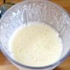 Cho 320 thơm cắt nhỏ, 80g đường, 1/8 muỗng cà phê muối, 150ml sữa tươi và 100ml nước cốt dừa vào máy xay sinh tố xay nhuyễn. Sau đó, đổ vào thố đựng kem, cho 150ml kem sữa tươi vào. Dùng phới đánh trứng khuấy đều. Đậy nắp lại cho vào ngăn mát tủ lạnh 3-4 giờ(Càng lâu càng tốt).